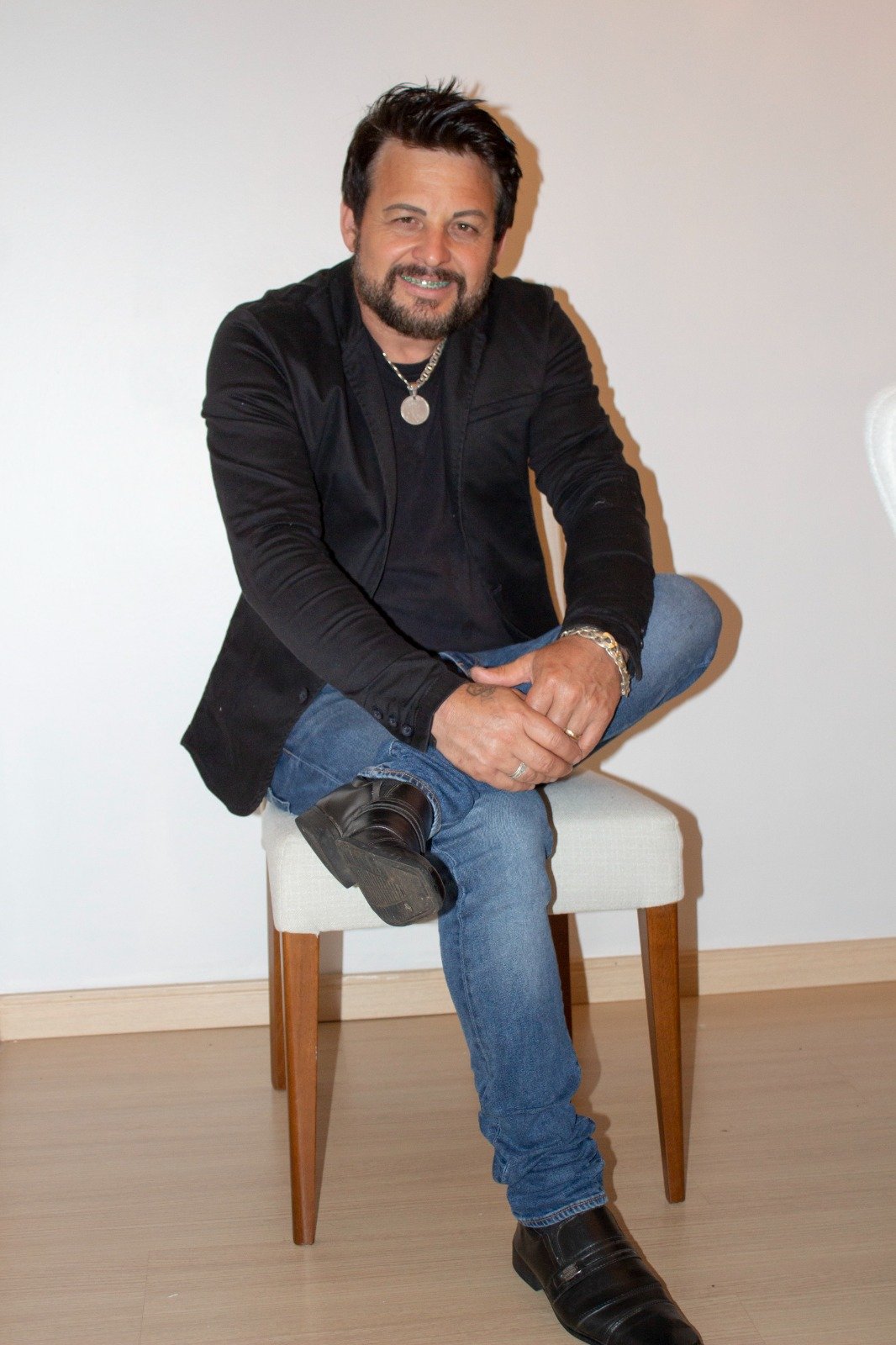 Retrato editorial do artista sentado