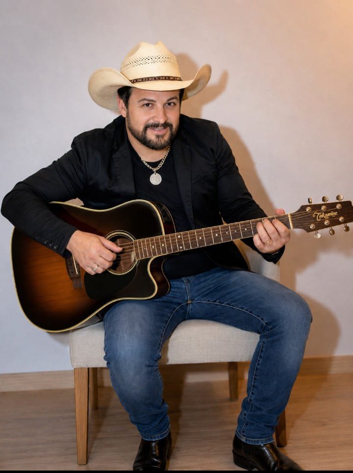 Artista com violão em retrato de estúdio